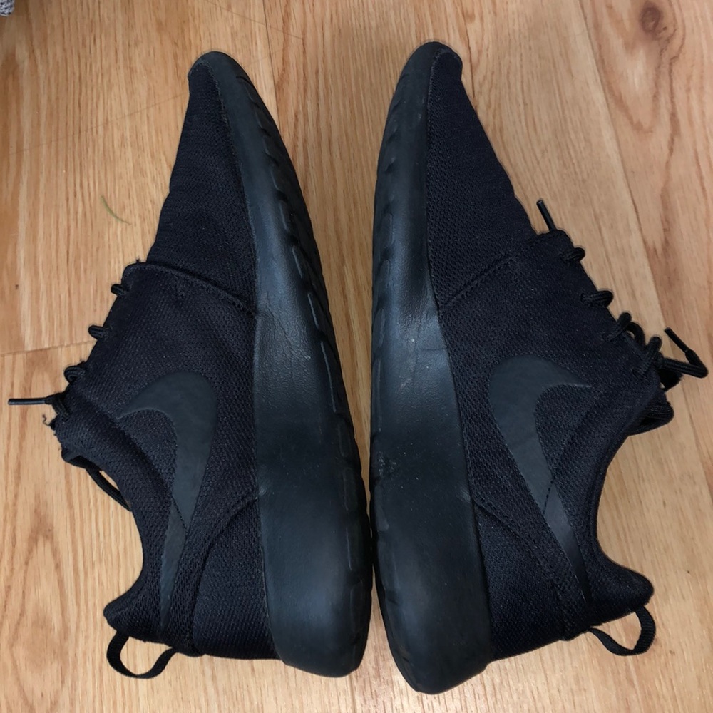 Black Nike Roshes